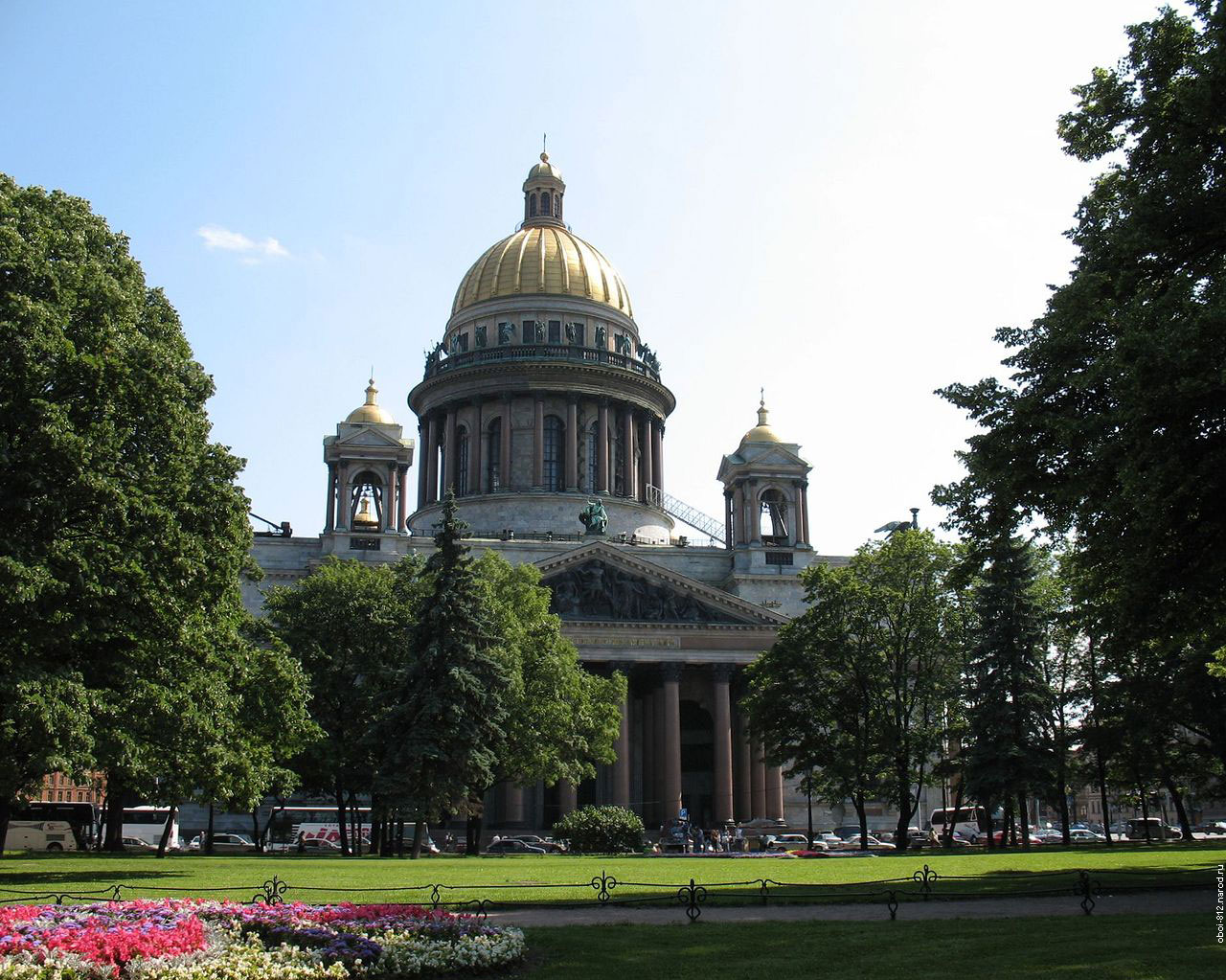 Александровский сад расположен в самом центре Санкт-Петербурга. Сад открыт  в 1874 году. Назван в честь императора Александра ΙΙ.